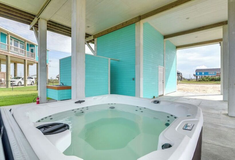 Hot Tub + Bay Views: Beachfront Gilchrist Retreat