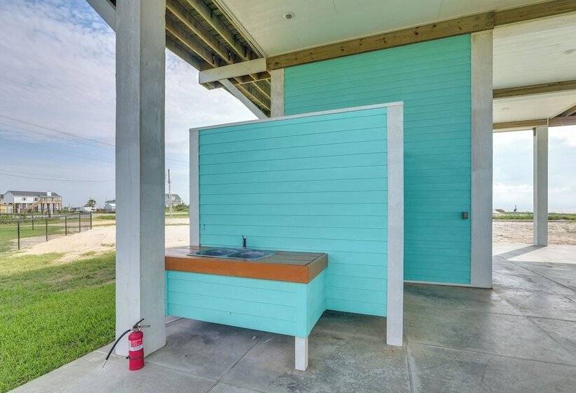 Hot Tub + Bay Views: Beachfront Gilchrist Retreat