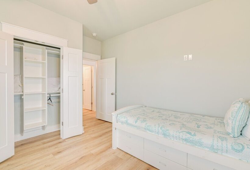 Hot Tub + Bay Views: Beachfront Gilchrist Retreat