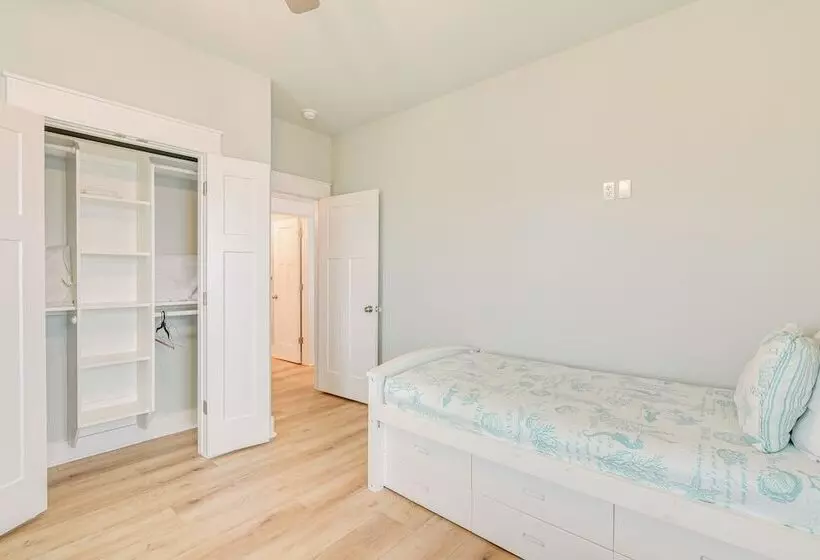 Hot Tub + Bay Views: Beachfront Gilchrist Retreat