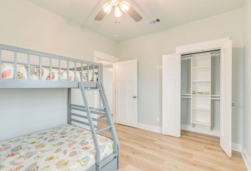 Hot Tub + Bay Views: Beachfront Gilchrist Retreat