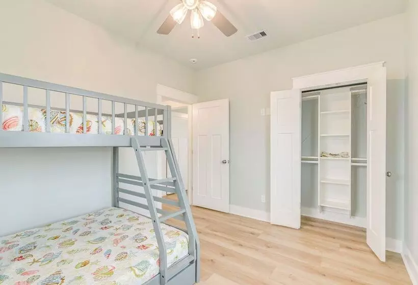 Hot Tub + Bay Views: Beachfront Gilchrist Retreat