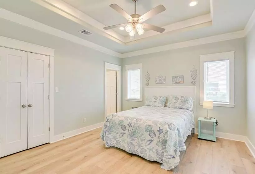 Hot Tub + Bay Views: Beachfront Gilchrist Retreat