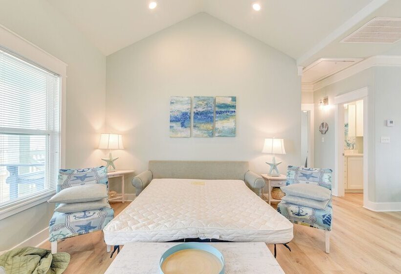 Hot Tub + Bay Views: Beachfront Gilchrist Retreat