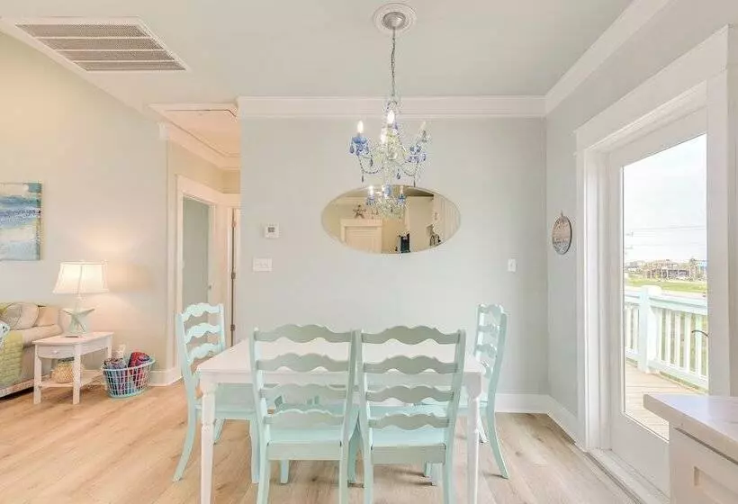 Hot Tub + Bay Views: Beachfront Gilchrist Retreat