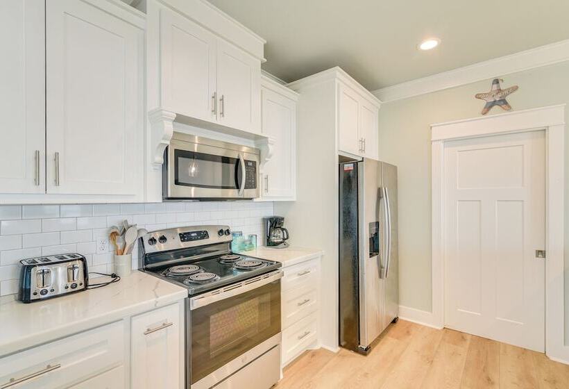 Hot Tub + Bay Views: Beachfront Gilchrist Retreat