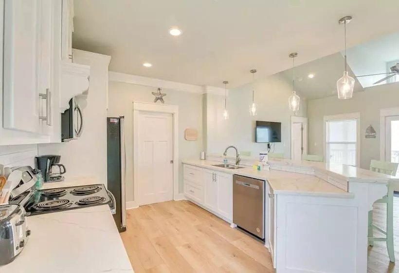 Hot Tub + Bay Views: Beachfront Gilchrist Retreat