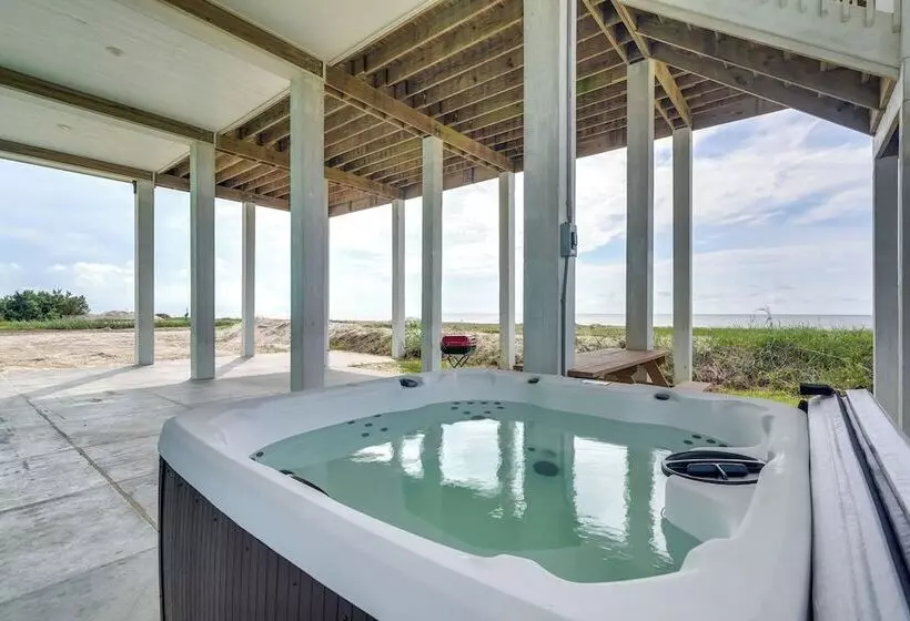 Hot Tub + Bay Views: Beachfront Gilchrist Retreat