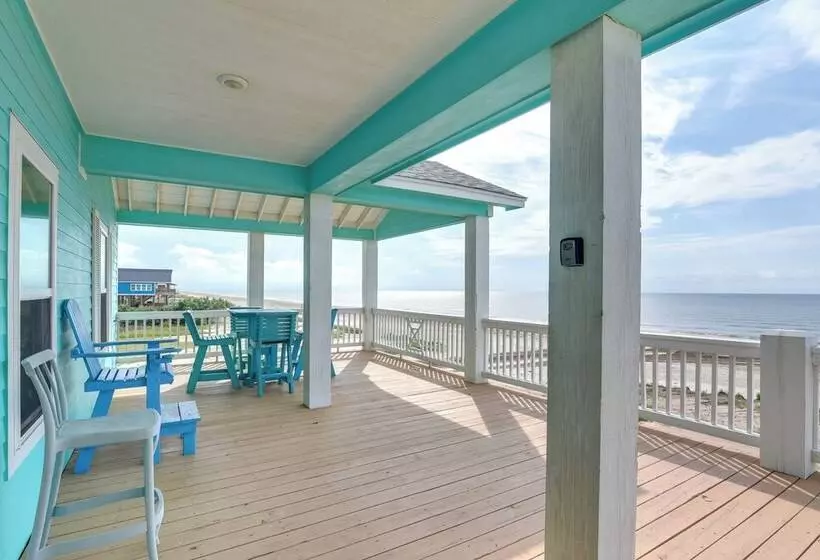 Hot Tub + Bay Views: Beachfront Gilchrist Retreat