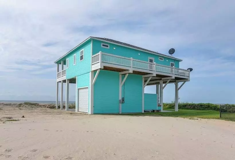 Hot Tub + Bay Views: Beachfront Gilchrist Retreat