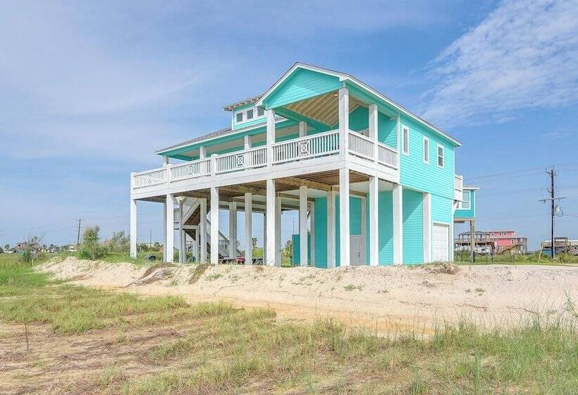 Hot Tub + Bay Views: Beachfront Gilchrist Retreat