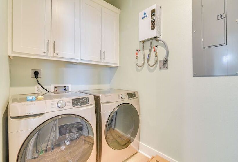 Hot Tub + Bay Views: Beachfront Gilchrist Retreat