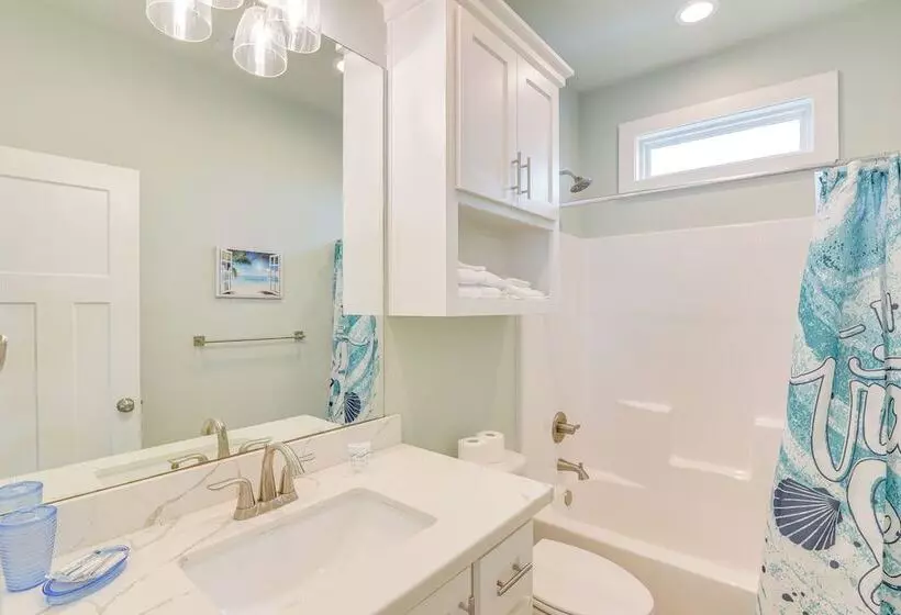 Hot Tub + Bay Views: Beachfront Gilchrist Retreat