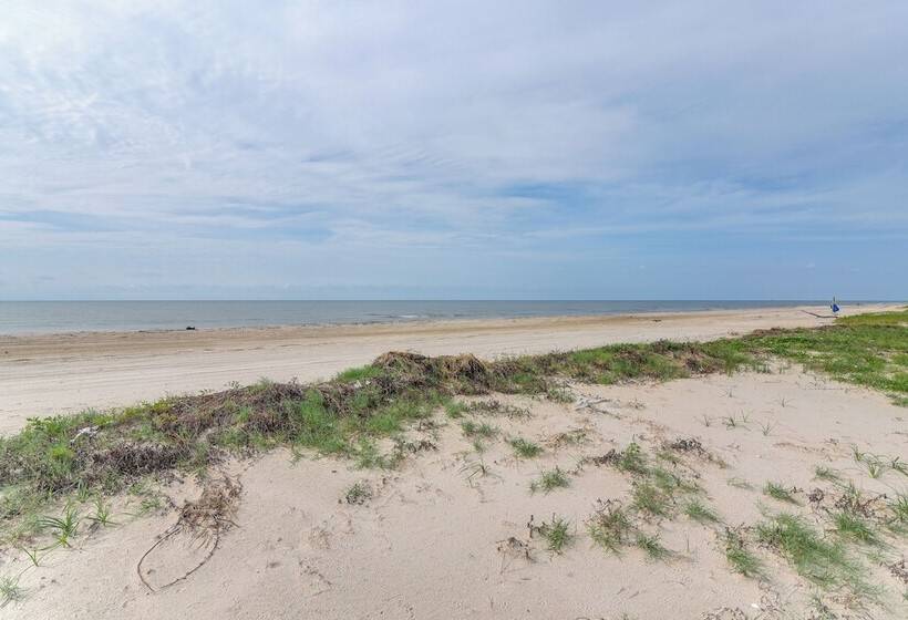 Hot Tub + Bay Views: Beachfront Gilchrist Retreat
