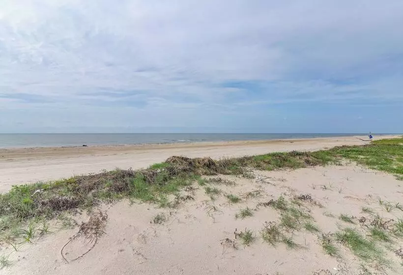Hot Tub + Bay Views: Beachfront Gilchrist Retreat