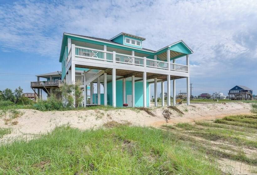 Hot Tub + Bay Views: Beachfront Gilchrist Retreat