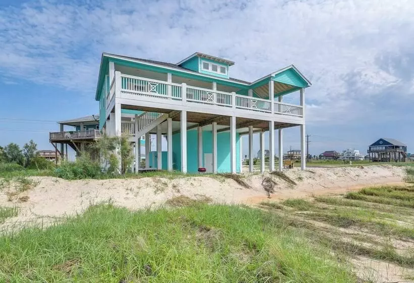 Hot Tub + Bay Views: Beachfront Gilchrist Retreat