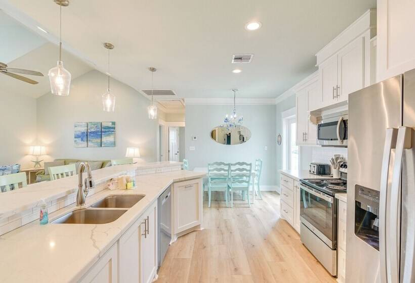 Hot Tub + Bay Views: Beachfront Gilchrist Retreat