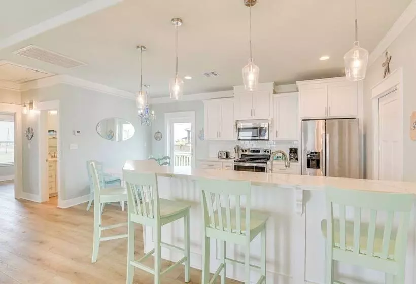 Hot Tub + Bay Views: Beachfront Gilchrist Retreat