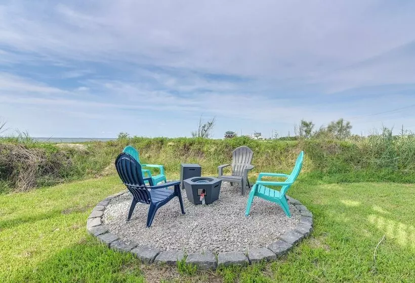 Hot Tub + Bay Views: Beachfront Gilchrist Retreat