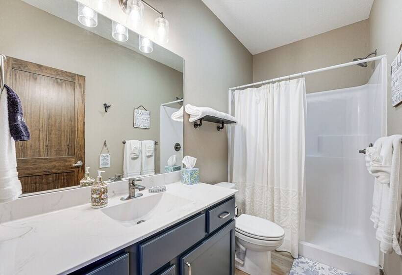 Branson Log Cabin Near Silver Dollar City & Lake!