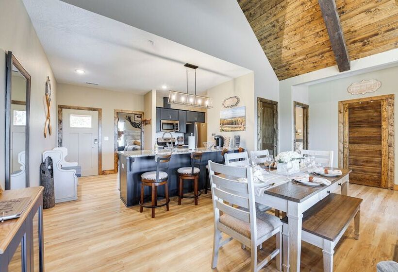 Branson Log Cabin Near Silver Dollar City & Lake!