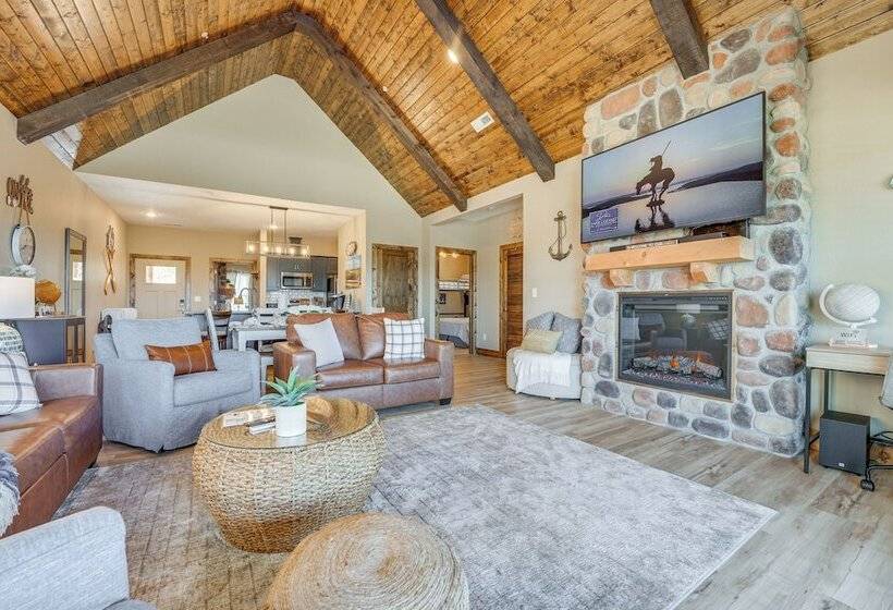 Branson Log Cabin Near Silver Dollar City & Lake!