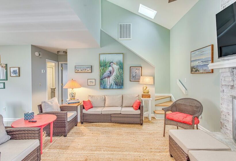 Bright North Myrtle Beach Home: Walk To Ocean!