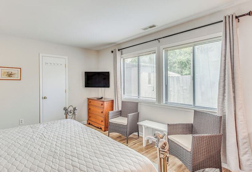 Bright North Myrtle Beach Home: Walk To Ocean!