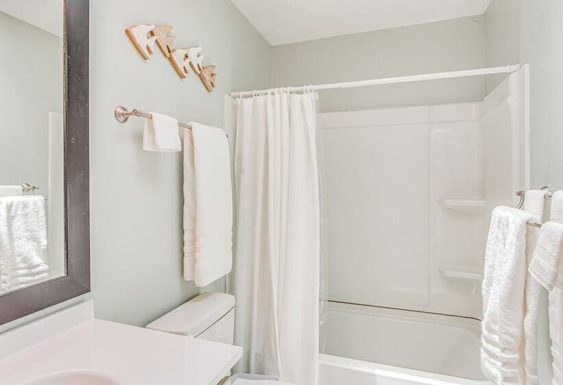 Bright North Myrtle Beach Home: Walk To Ocean!