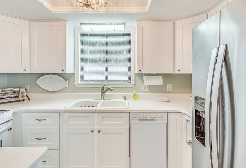 Bright North Myrtle Beach Home: Walk To Ocean!