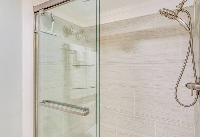 Bright North Myrtle Beach Home: Walk To Ocean!