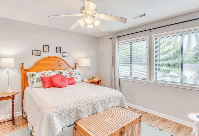 Bright North Myrtle Beach Home: Walk To Ocean!