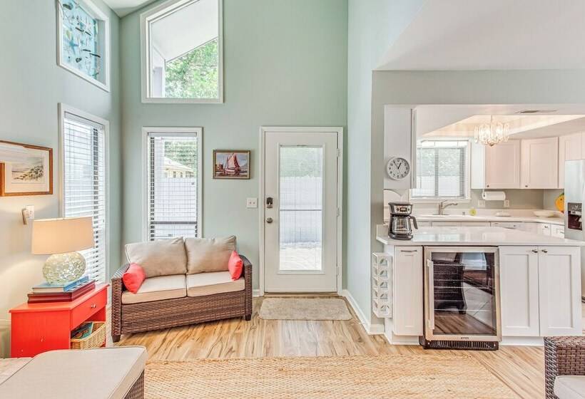 Bright North Myrtle Beach Home: Walk To Ocean!