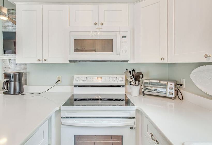 Bright North Myrtle Beach Home: Walk To Ocean!