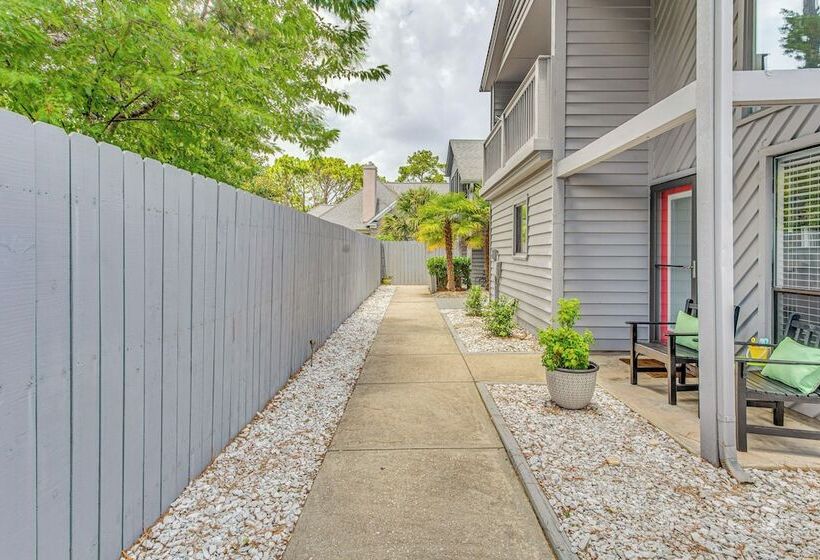 Bright North Myrtle Beach Home: Walk To Ocean!