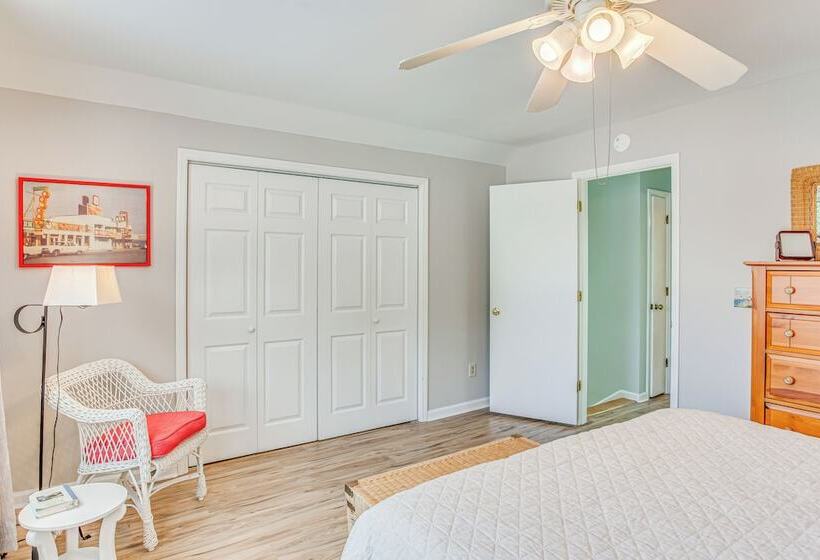 Bright North Myrtle Beach Home: Walk To Ocean!