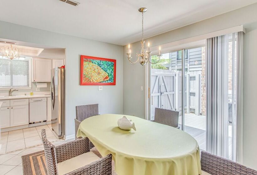 Bright North Myrtle Beach Home: Walk To Ocean!