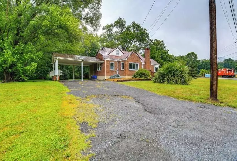 Charming Damascus Retreat W/ Deck & Creek Views!