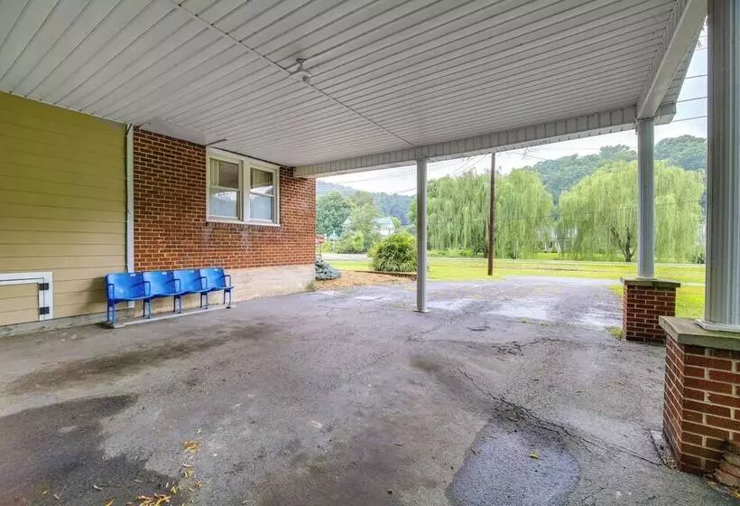 Charming Damascus Retreat W/ Deck & Creek Views!