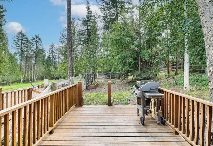Home Near Glacier National Park W/ Hot Tub & Deck!
