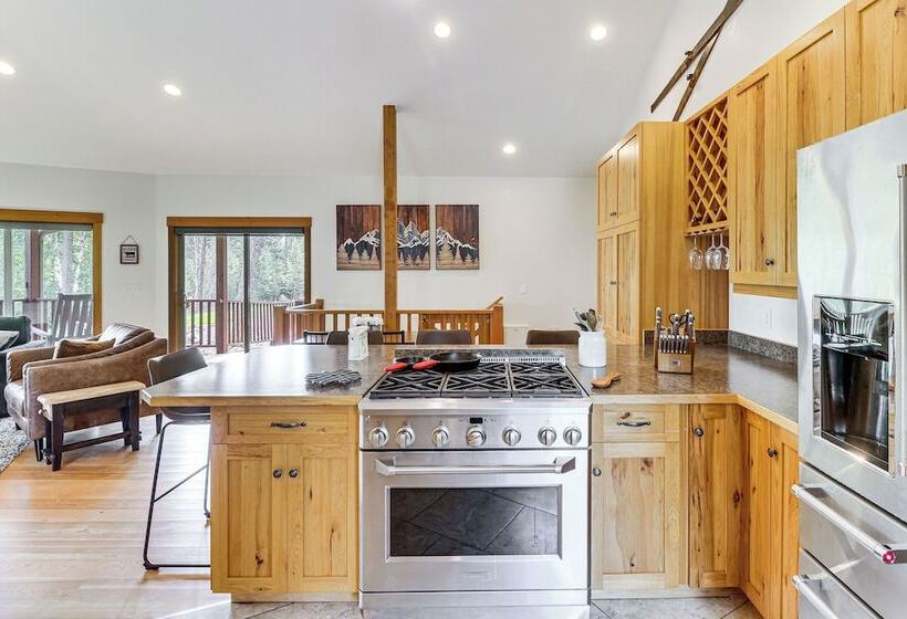 Home Near Glacier National Park W/ Hot Tub & Deck!