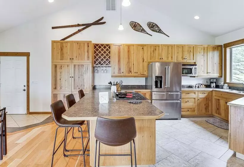 Home Near Glacier National Park W/ Hot Tub & Deck!