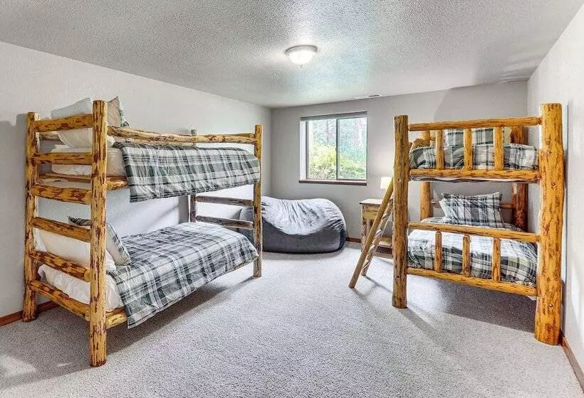 Home Near Glacier National Park W/ Hot Tub & Deck!