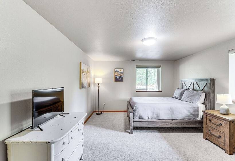 Home Near Glacier National Park W/ Hot Tub & Deck!