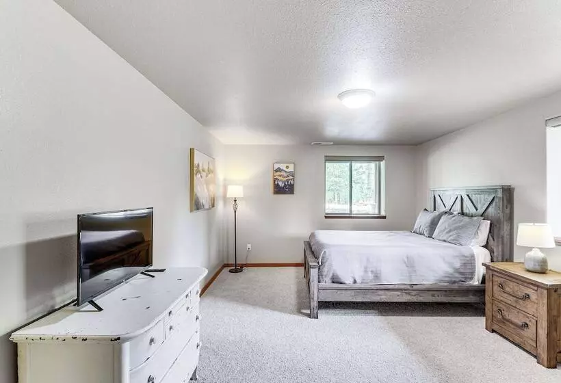 Home Near Glacier National Park W/ Hot Tub & Deck!