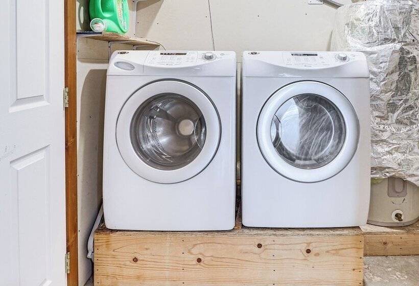 Home Near Glacier National Park W/ Hot Tub & Deck!