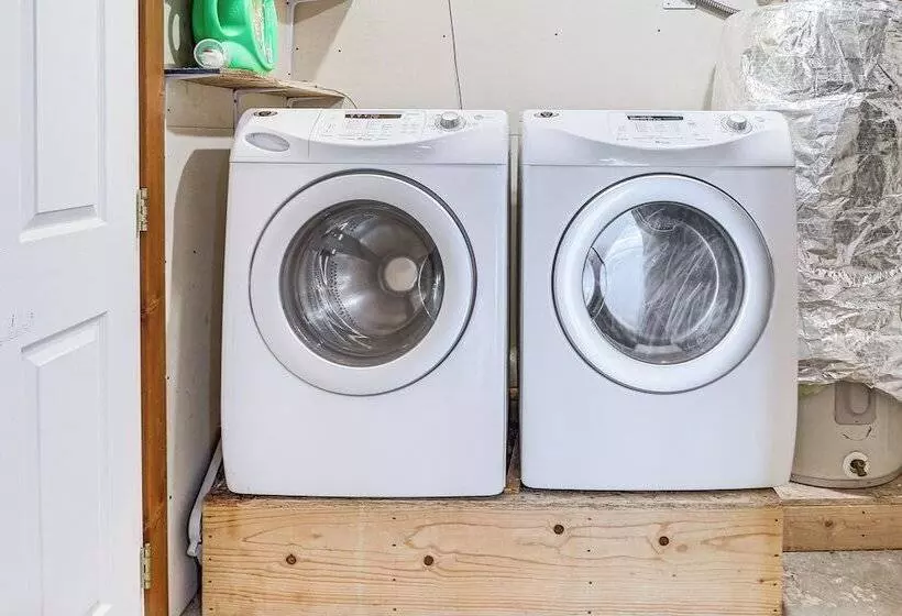 Home Near Glacier National Park W/ Hot Tub & Deck!