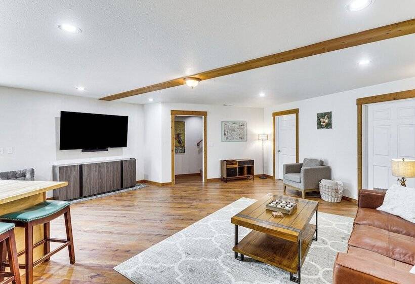 Home Near Glacier National Park W/ Hot Tub & Deck!