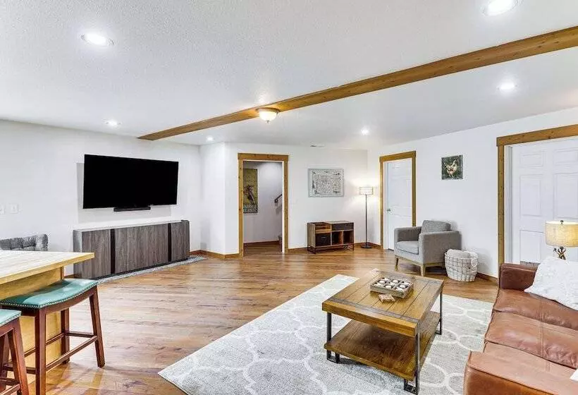 Home Near Glacier National Park W/ Hot Tub & Deck!